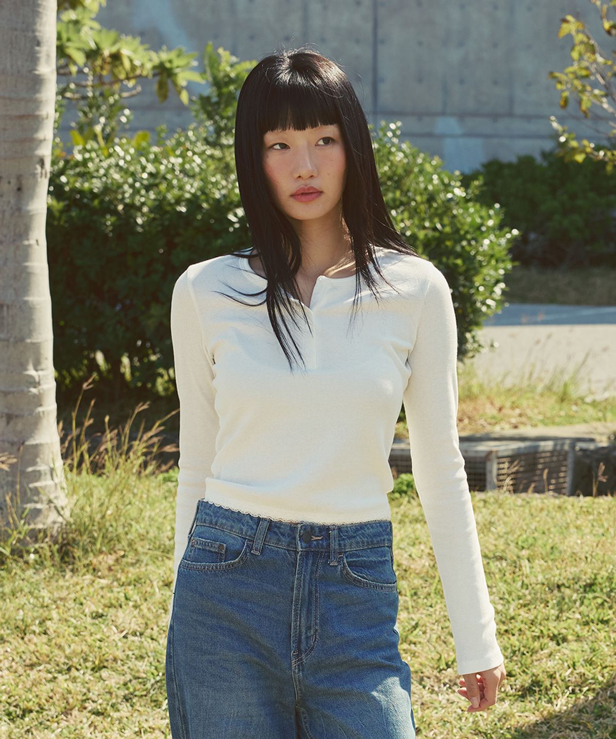 애프터아워즈(AFTERHOURS) HENLEY NECK LACE HEM T-SHIRT (WHITE)