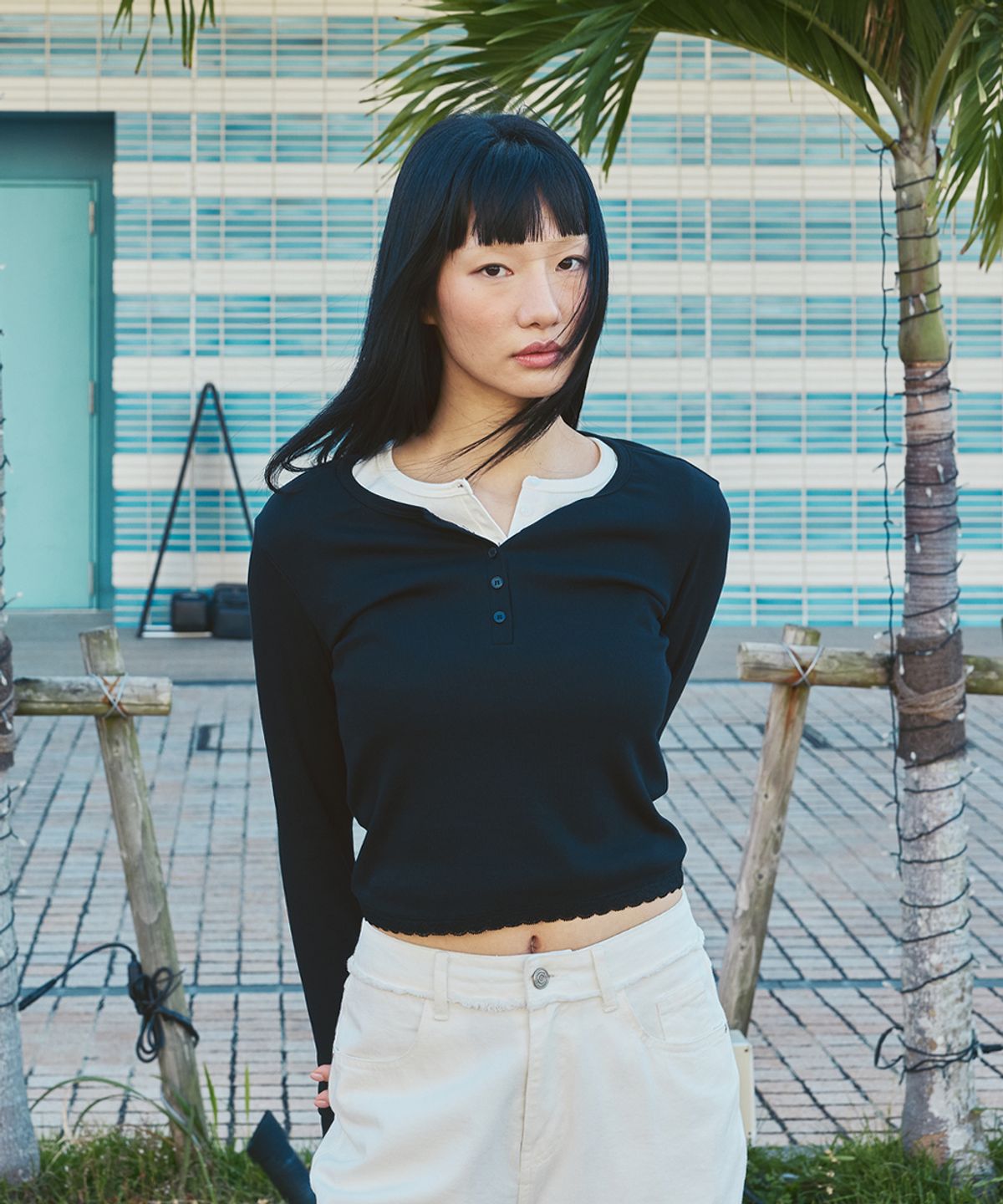 애프터아워즈(AFTERHOURS) HENLEY NECK LACE HEM T-SHIRT (BLACK)