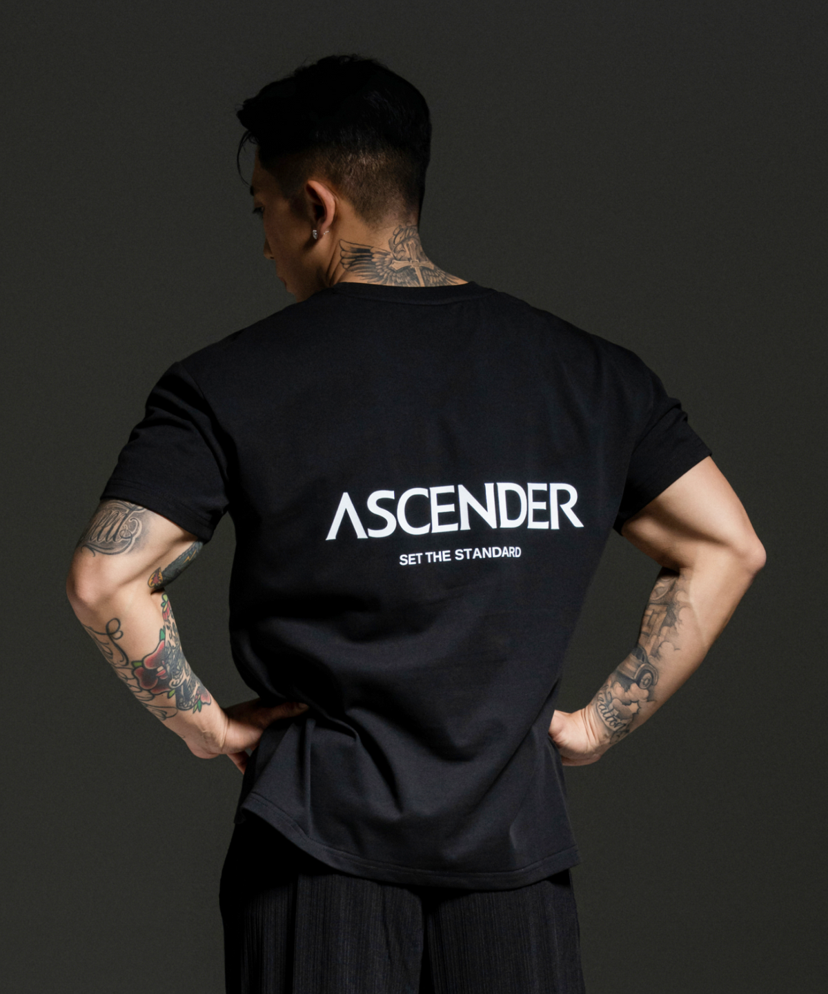 어센더(ASCENDER) 시그니처 백로고 레귤러핏 세미 크롭 숏슬리브 2color