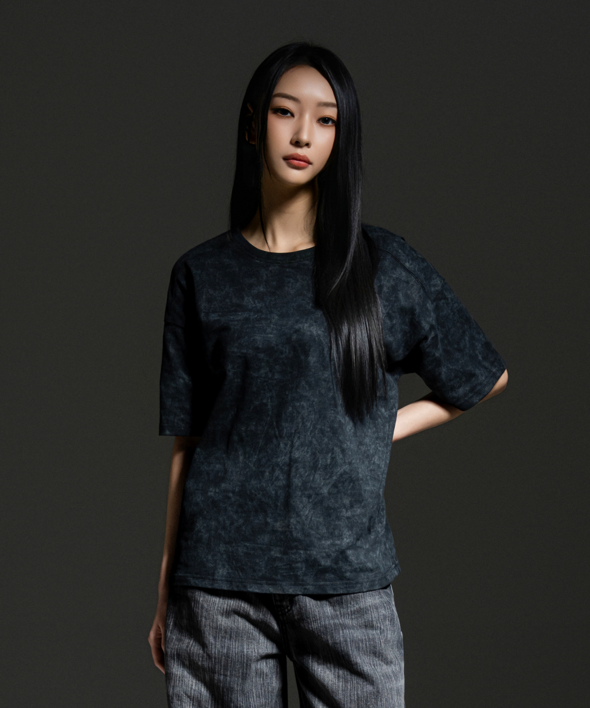 어센더(ASCENDER) 피그먼트 숄더라인 레귤러핏 세미 크롭 숏슬리브 [블랙]