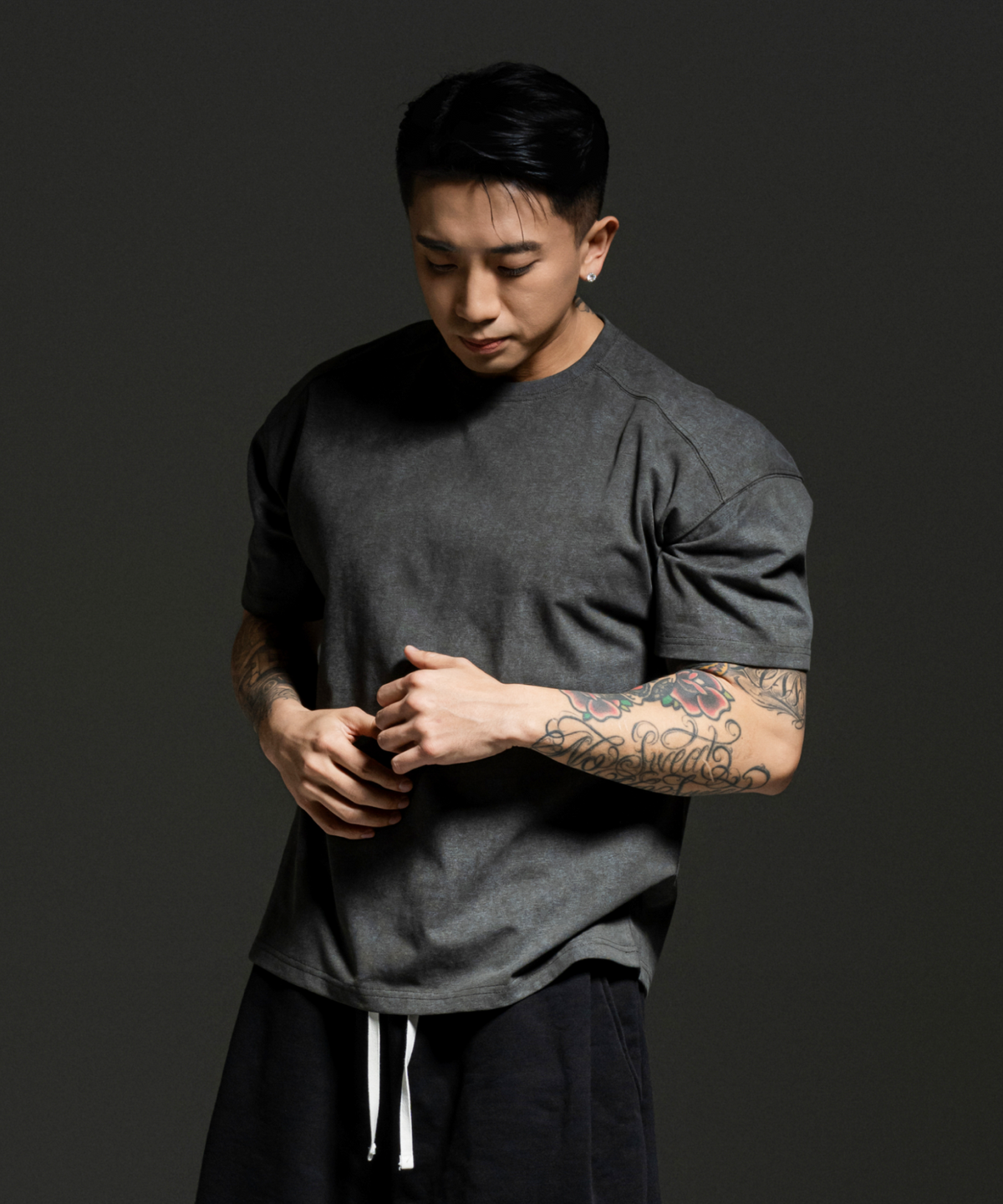 어센더(ASCENDER) 피그먼트 숄더라인 레귤러핏 세미 크롭 숏슬리브 [차콜]