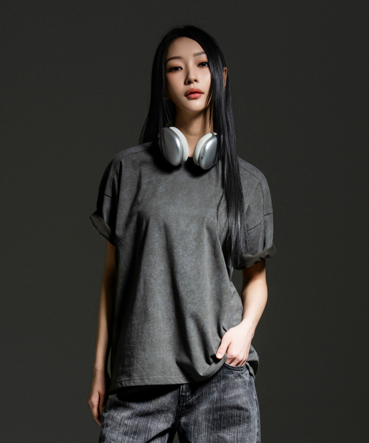 어센더(ASCENDER) 피그먼트 숄더라인 레귤러핏 세미 크롭 숏슬리브 [차콜]