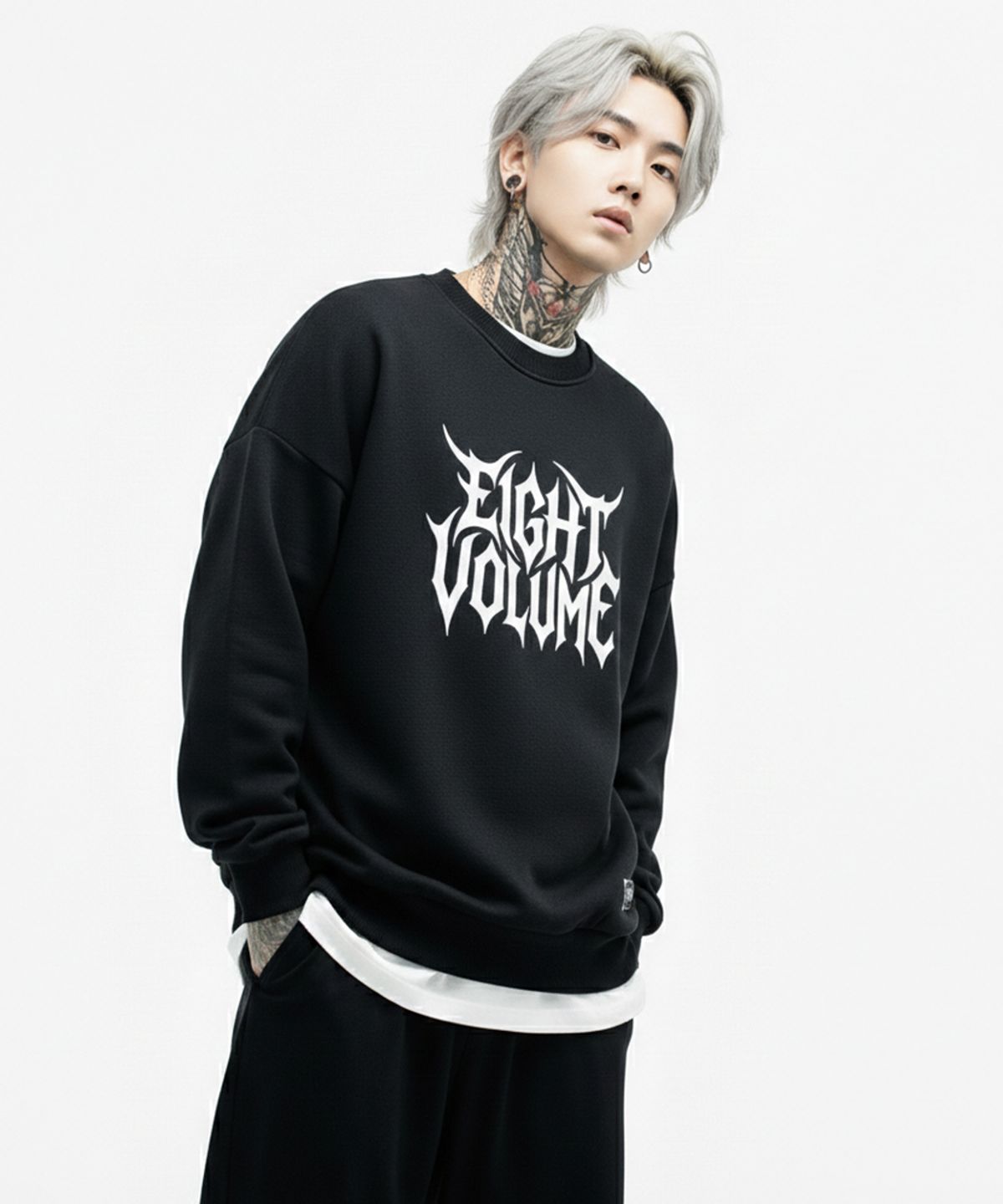 에잇볼륨(EIGHTVOLUME) EV 메탈 로고 3단 쭈리 오버핏 맨투맨 (블랙)