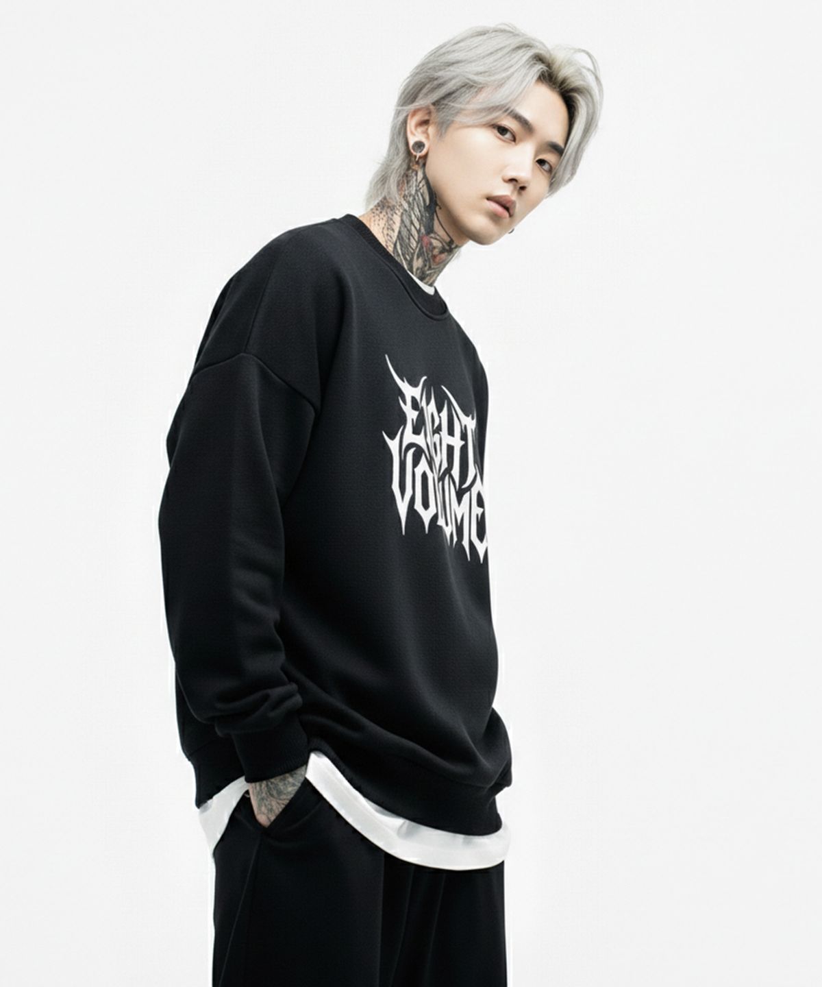 에잇볼륨(EIGHTVOLUME) EV 메탈 로고 3단 쭈리 오버핏 맨투맨 (블랙)