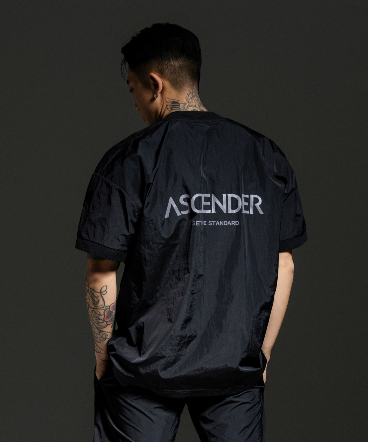 어센더(ASCENDER) 시그니처 백로고 우븐 아노락 오버핏 숏슬리브 [블랙]