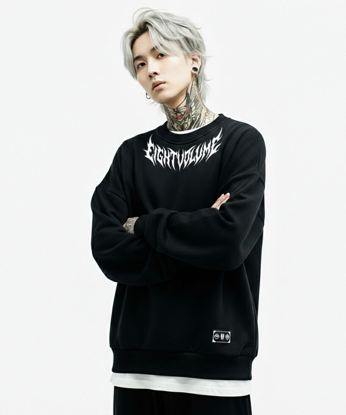 에잇볼륨(EIGHTVOLUME) EV 네크 로고 3단 쭈리 오버핏 맨투맨 (블랙)