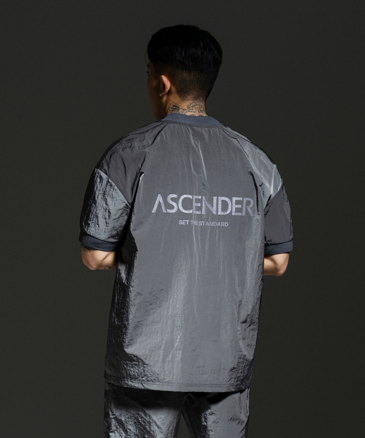 어센더(ASCENDER) 시그니처 백로고 우븐 아노락 오버핏 숏슬리브 [차콜]