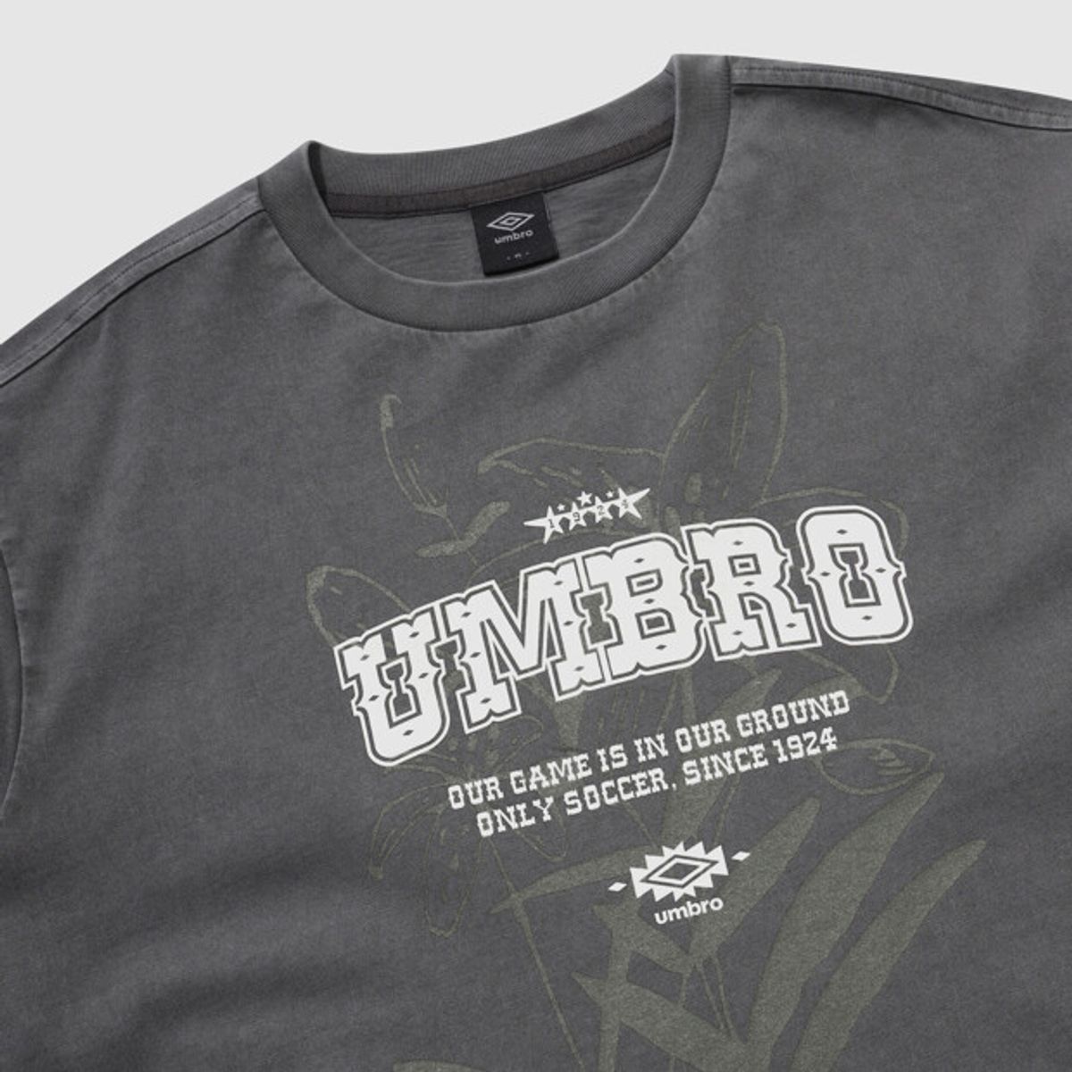 엄브로(UMBRO) 하이웨이 플라워 다잉 반팔 티셔츠 차콜 UR221CRS45