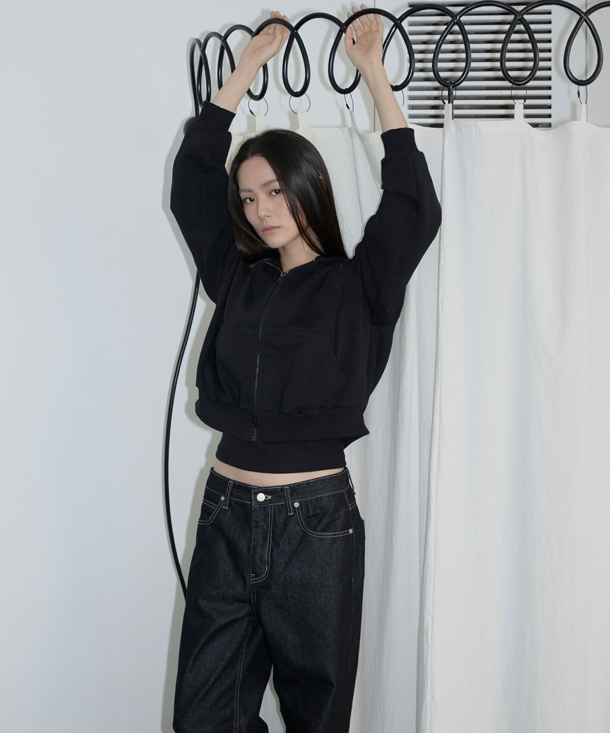 이네기(INEGI) Open Shoulder Hoodie Zip-Up (black)