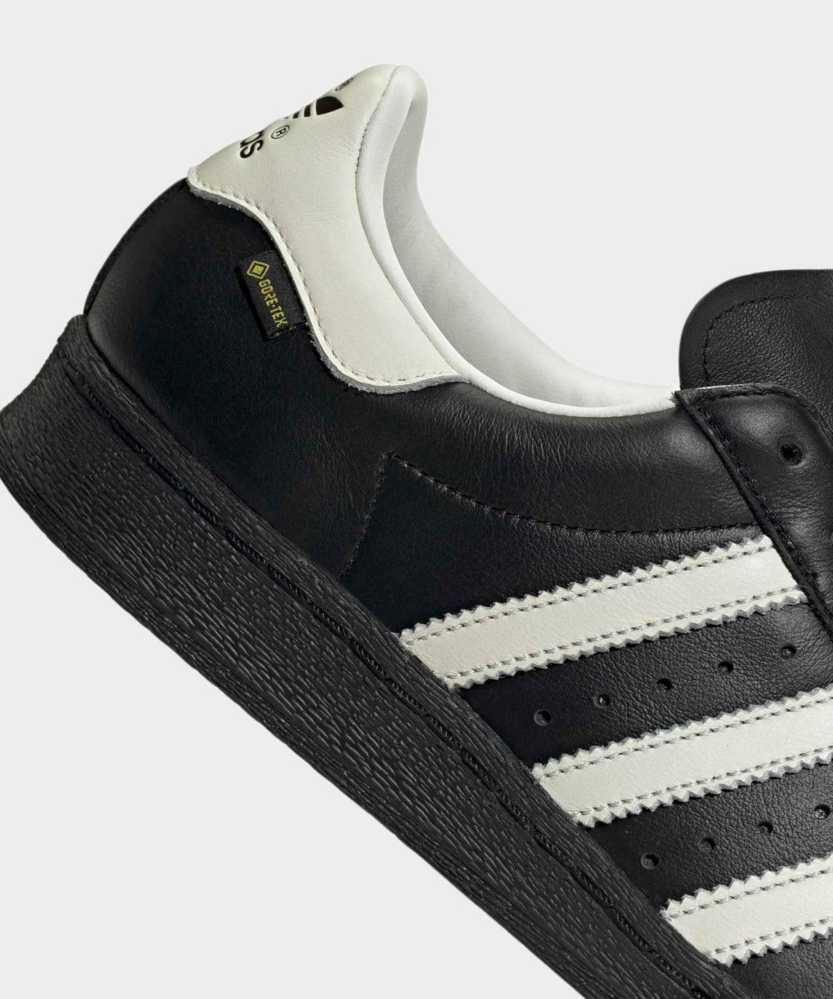 아디다스(ADIDAS) 슈퍼스타 82 고어텍스 - 블랙:화이트 / KI7819