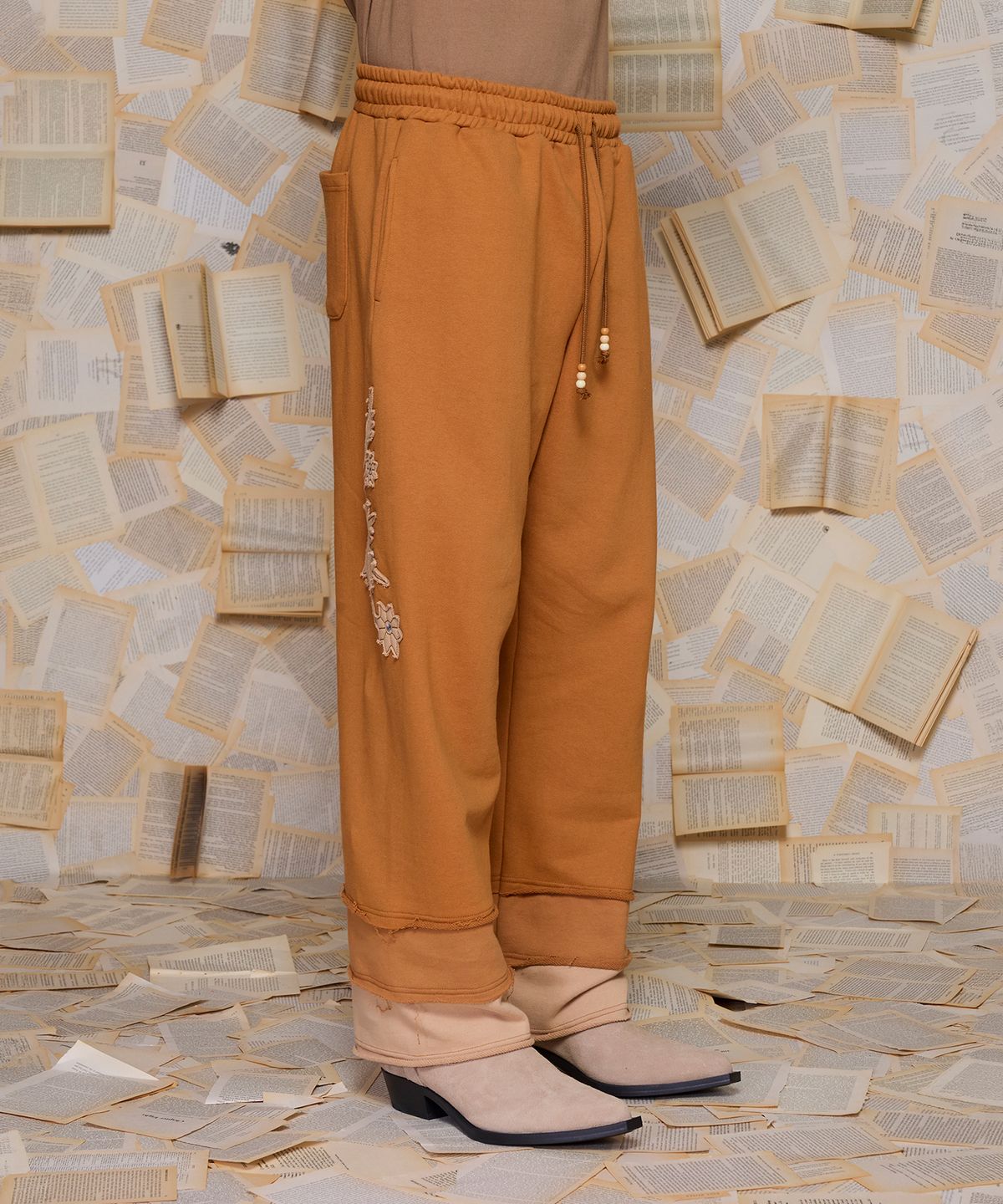 어널로이드(UNALLOYED) 레이어드 헴 스웻팬츠 / 카멜