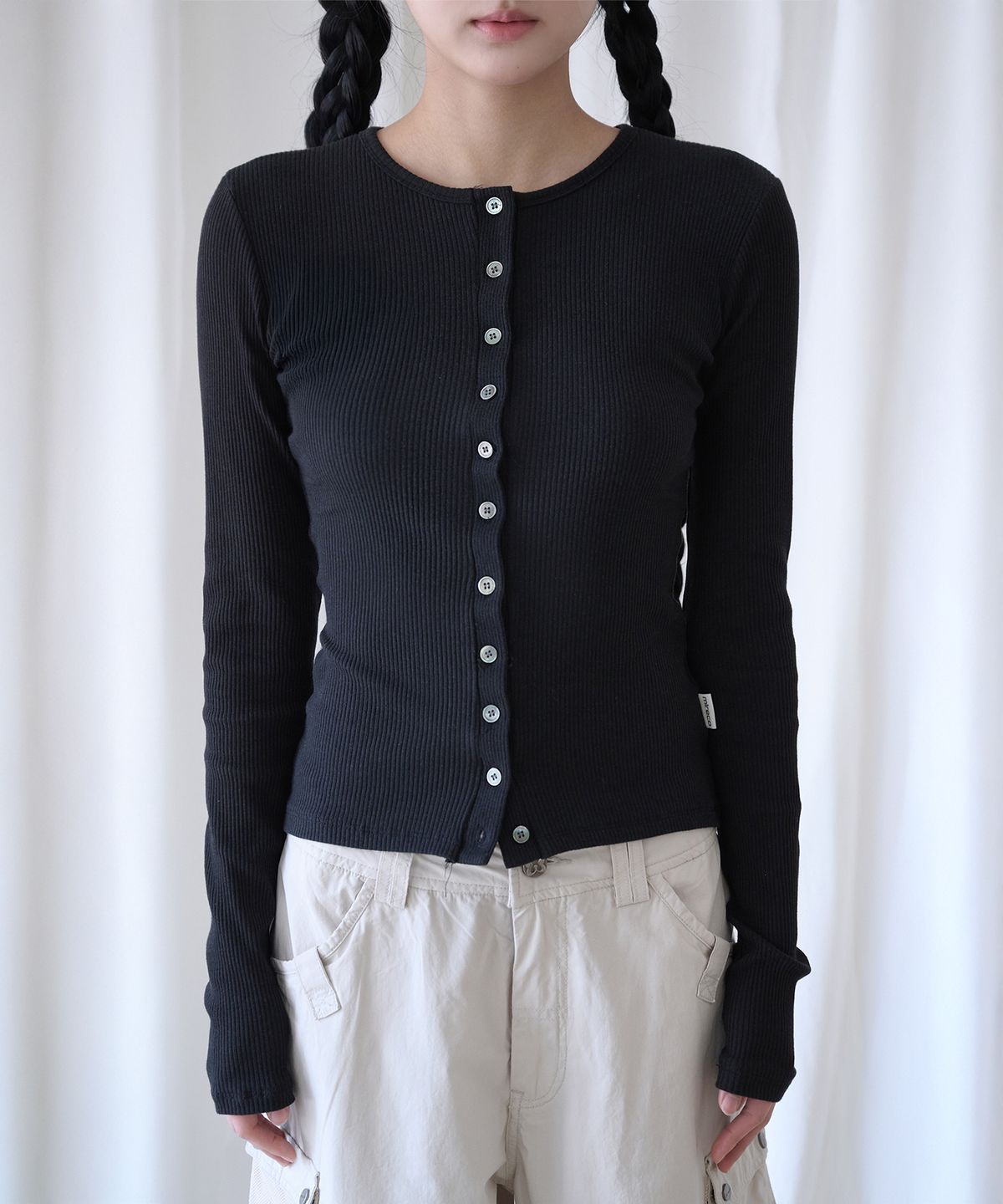 미레코(MIRECO) BUTTON RIBBED CARDIGAN BLACK