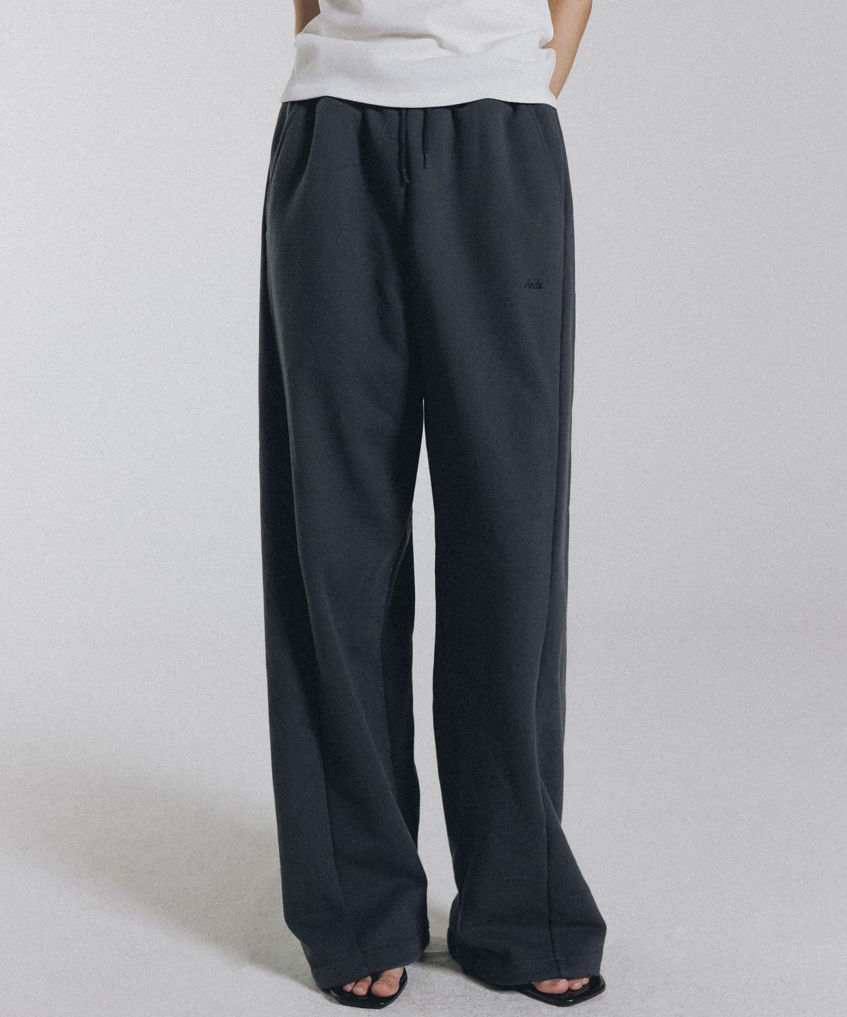 앤니즈(ANDNEEDS) Penny logo sweat pants (charcoal)