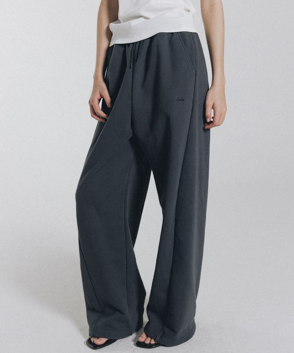 앤니즈(ANDNEEDS) Penny logo sweat pants (charcoal)