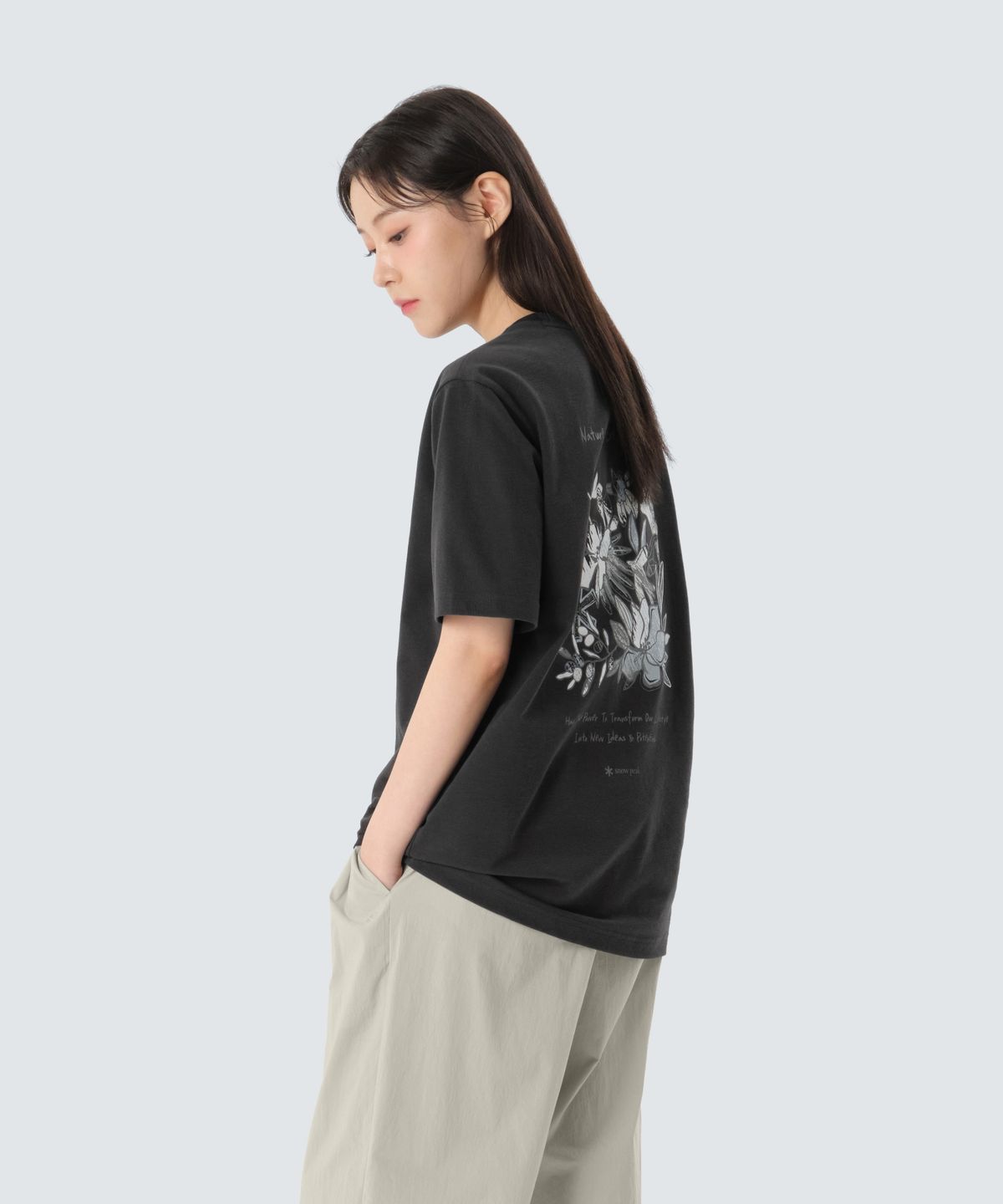 스노우피크 어패럴(SNOWPEAK APPAREL) 소로나 트로피컬 반팔 티셔츠 (S26MUFTS70) Dark Charcoal