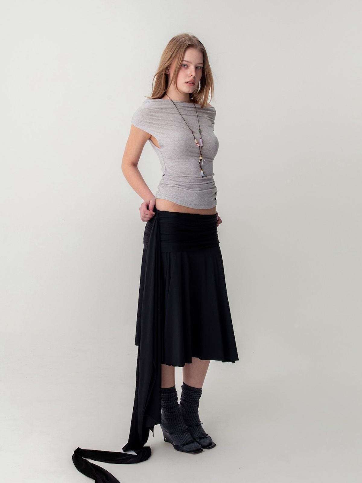 글로니(GLOWNY) DRAPED WAVE SKIRT (BLACK)