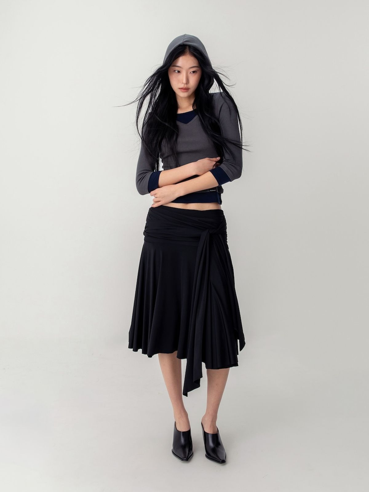 글로니(GLOWNY) 3/4 LAYERED CONTRAST HOODIE (DEEP CHARCOAL)