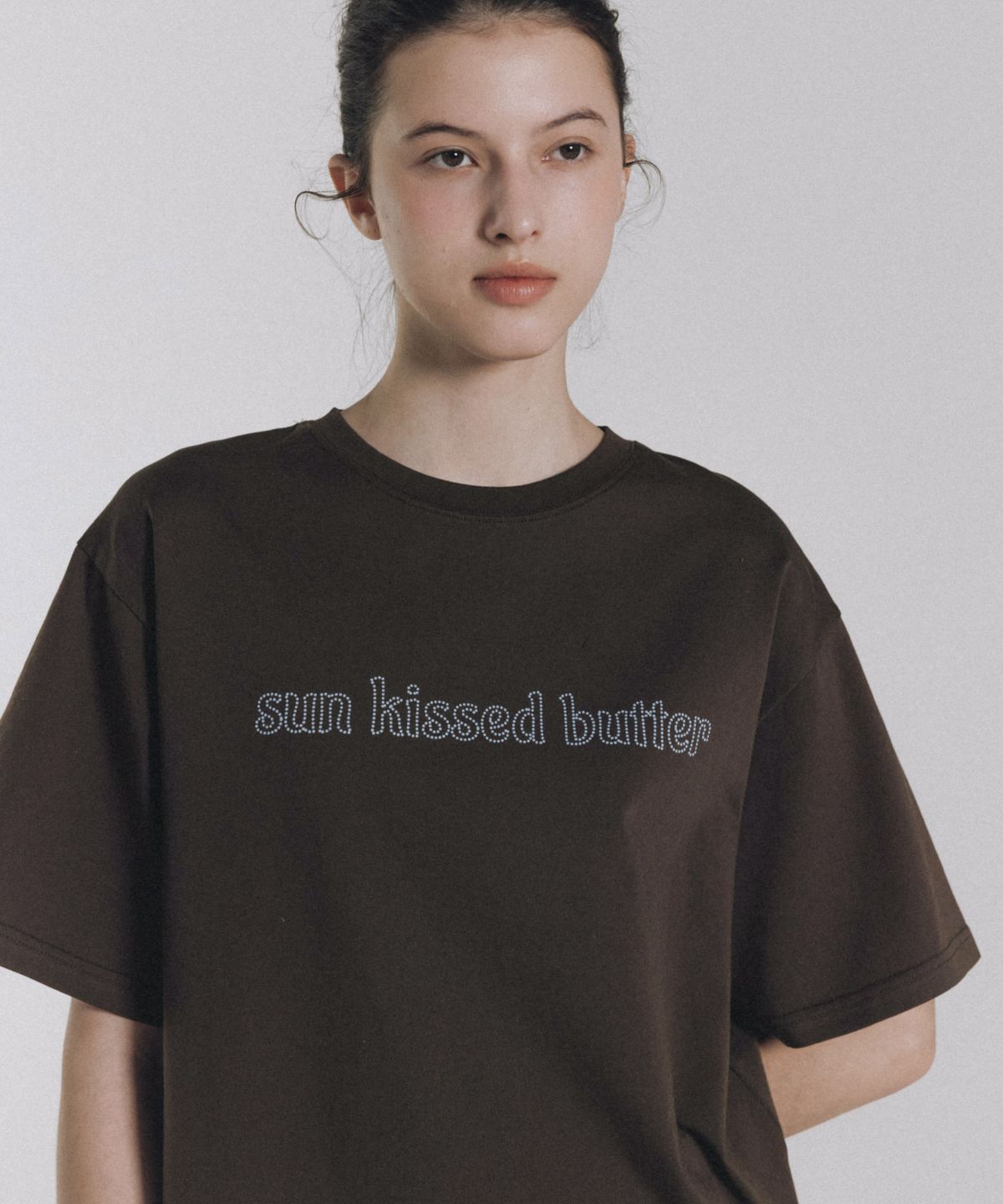앤니즈(ANDNEEDS) Sun kissed butter half tee (dark brown)