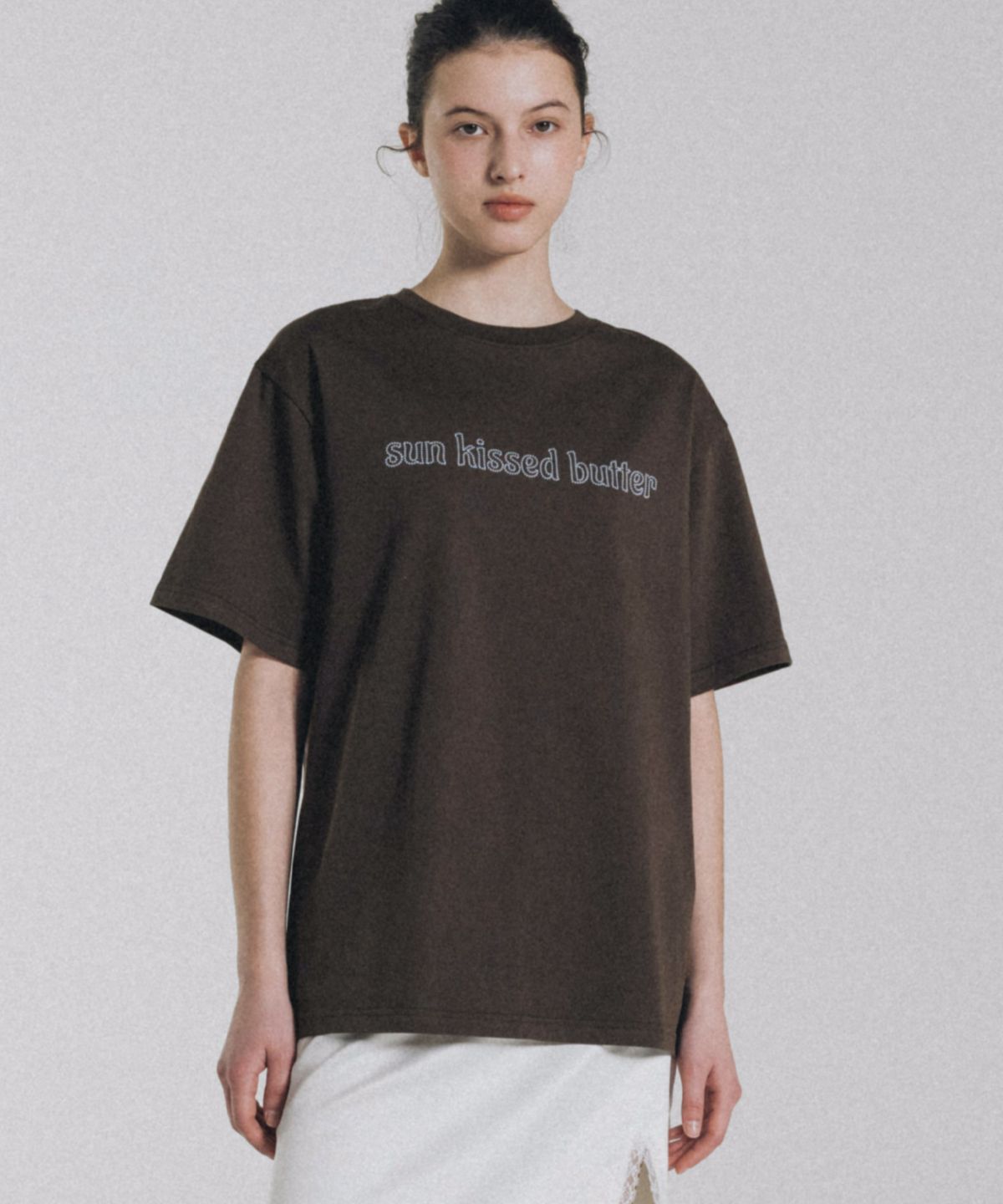 앤니즈(ANDNEEDS) Sun kissed butter half tee (dark brown)