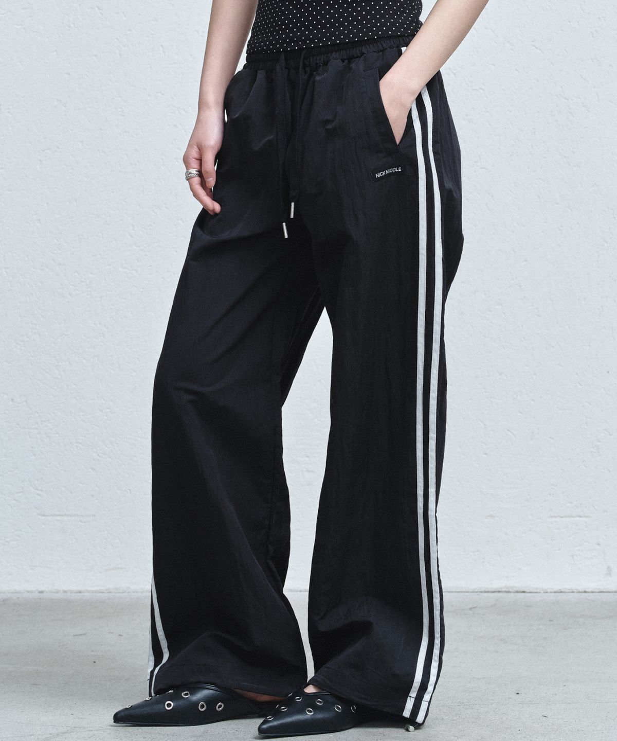 닉앤니콜(NICK&NICOLE) NYLON TRACK PANTS_BLACK