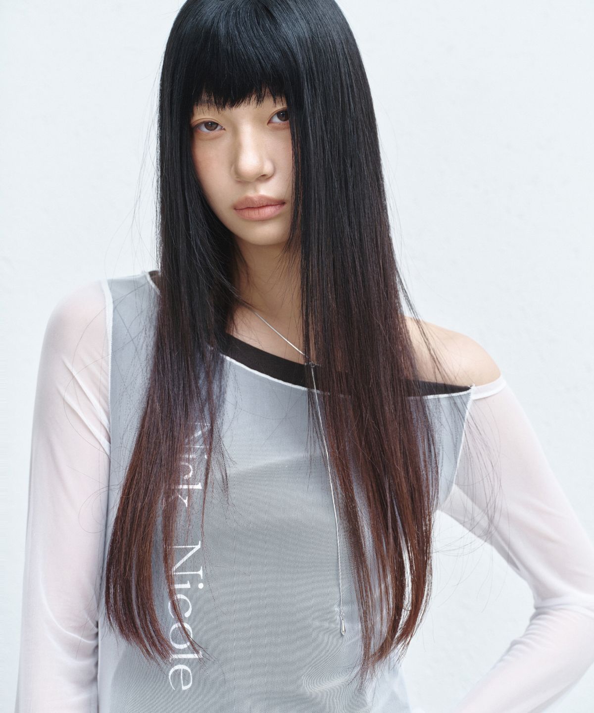 닉앤니콜(NICK&NICOLE) ASYMMETRIC LAYERED LOGO TOP_IVORY