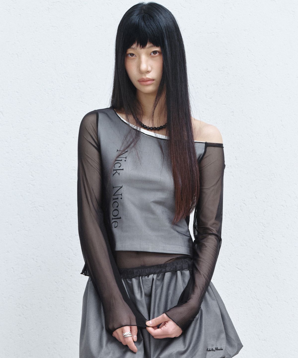 닉앤니콜(NICK&NICOLE) ASYMMETRIC LAYERED LOGO TOP_BLACK