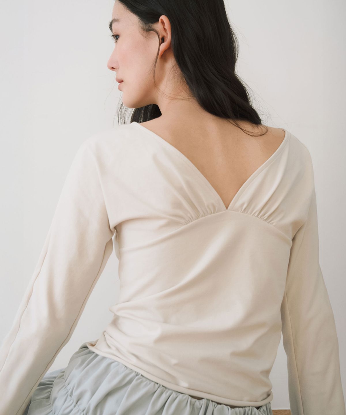 이어닝(YEARNING) FRONTBACK SHIRRING CURVED TOP, ECRU