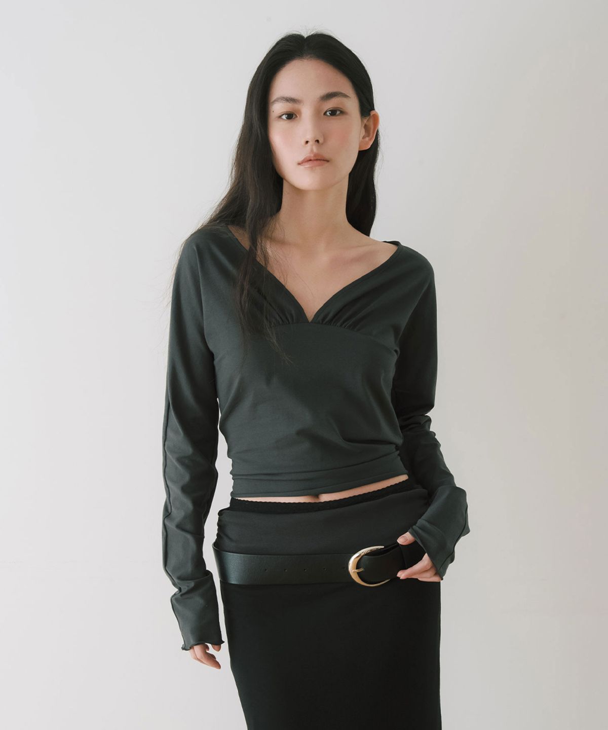 이어닝(YEARNING) FRONTBACK SHIRRING CURVED TOP, CHARCOAL