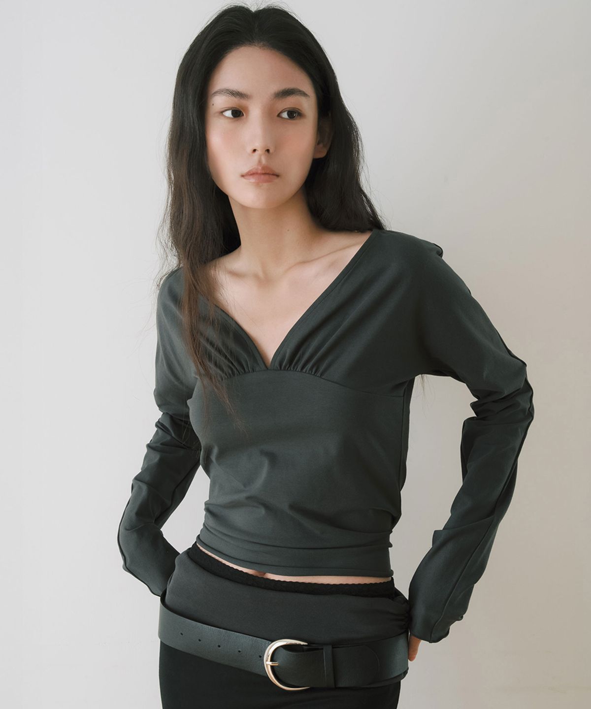 이어닝(YEARNING) FRONTBACK SHIRRING CURVED TOP, CHARCOAL