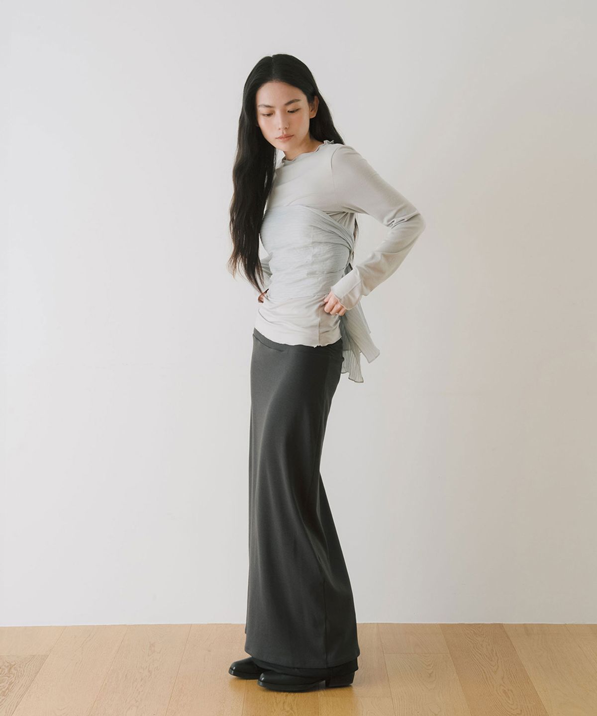 이어닝(YEARNING) DOUBLE LAYERED SHIRRING MAXI SKIRT, CHARCOAL