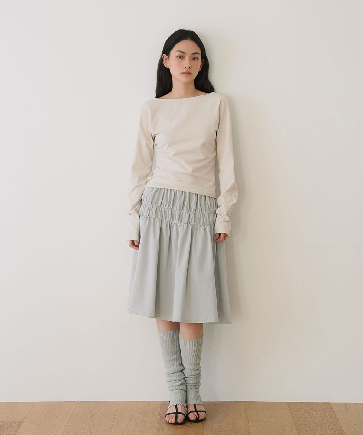 이어닝(YEARNING) SHIRRING FLARE MIDI SKIRT, LIGHT BLUE