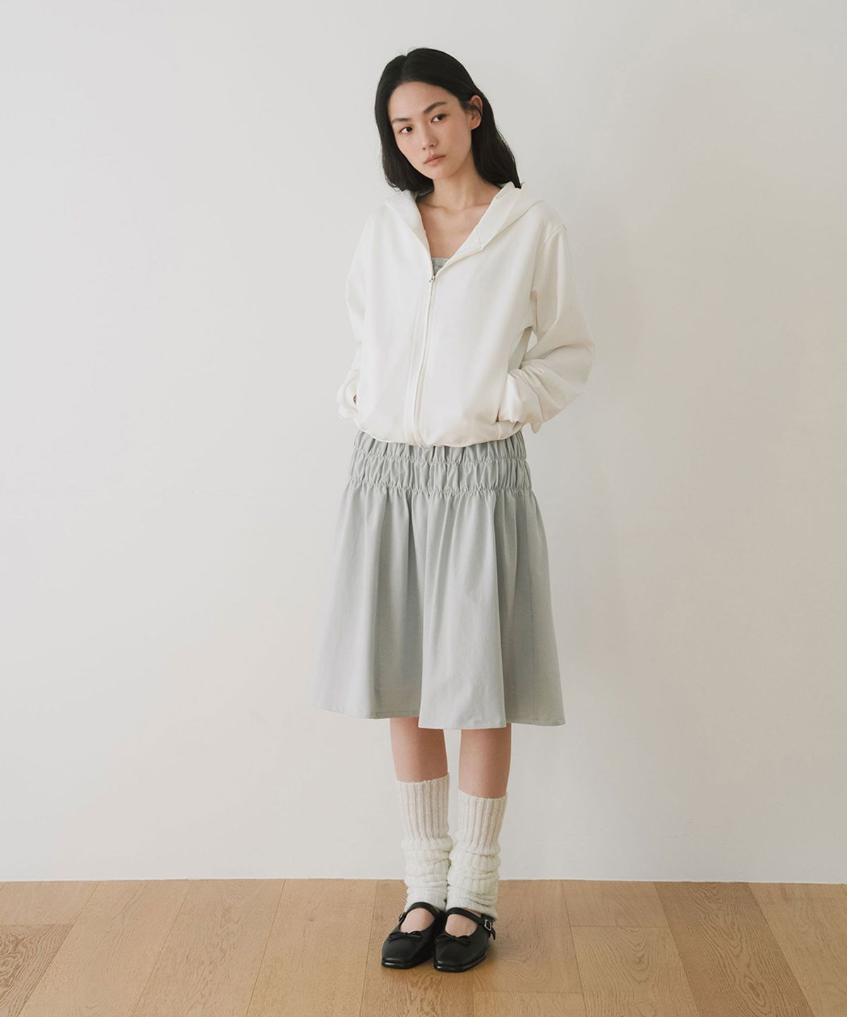 이어닝(YEARNING) SHIRRING FLARE MIDI SKIRT, LIGHT BLUE
