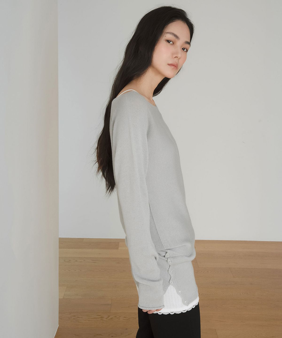 이어닝(YEARNING) SIDE BUTTON CURVED KNIT DRESS, LIGHT GREY