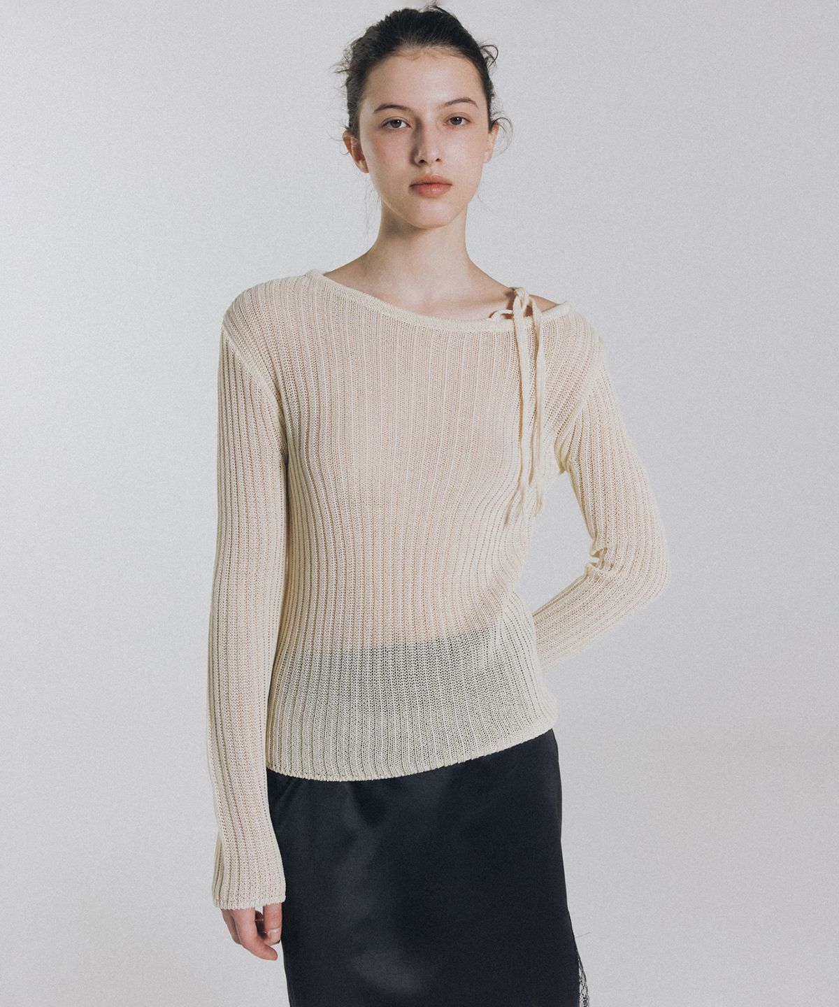 앤니즈(ANDNEEDS) Clue one shoulder long sleeve (ecru)