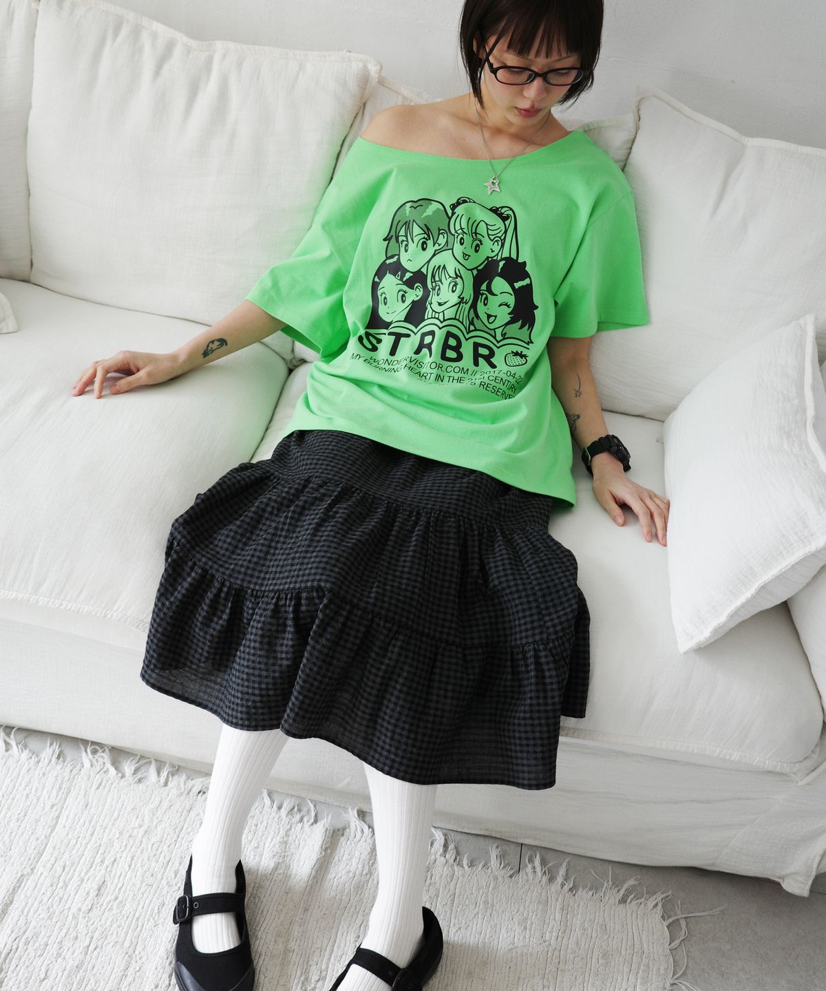 원더비지터(WONDERVISITOR) Strawberry EP3 One shoulder T-shirt