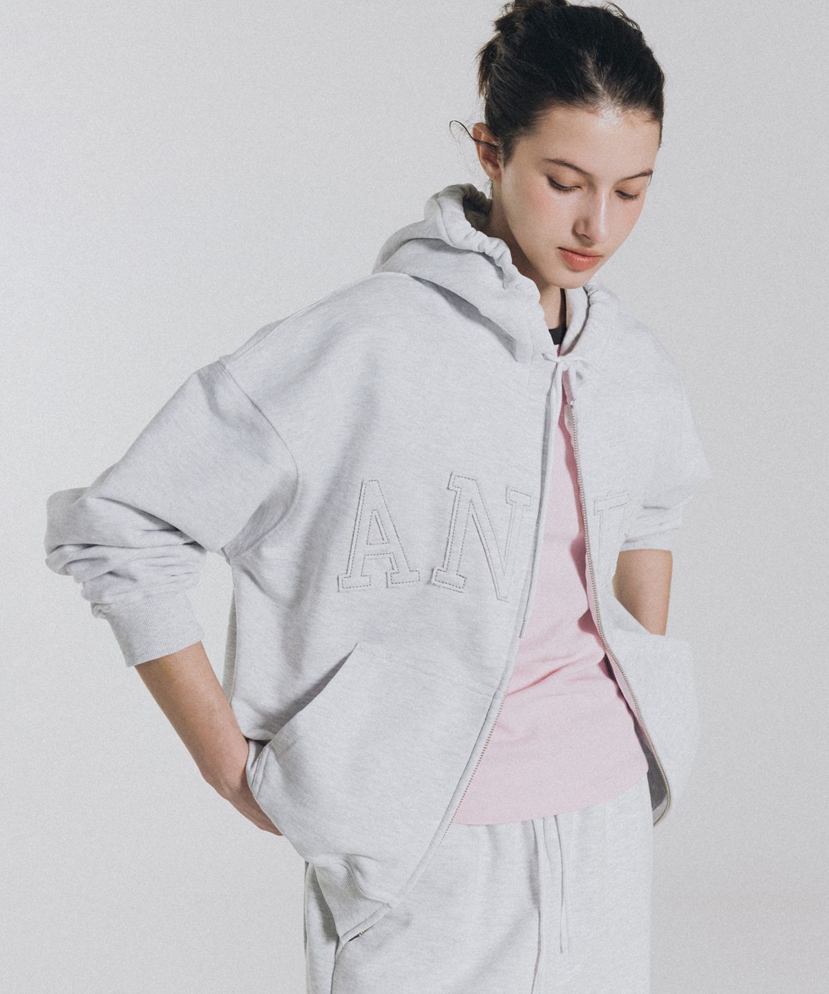 앤니즈(ANDNEEDS) Penny logo hoodie zip-up (white melange)