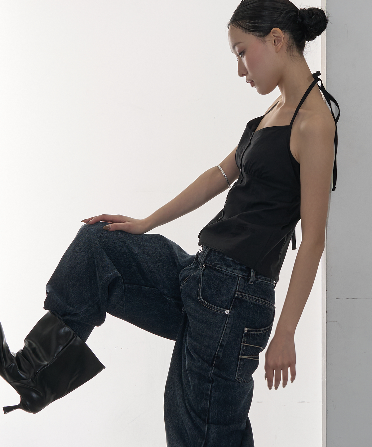 지제뮤지엄(ZIZEMUSEUM) STRAP DETAIL HALTER NECK BLOUSE (BLACK)