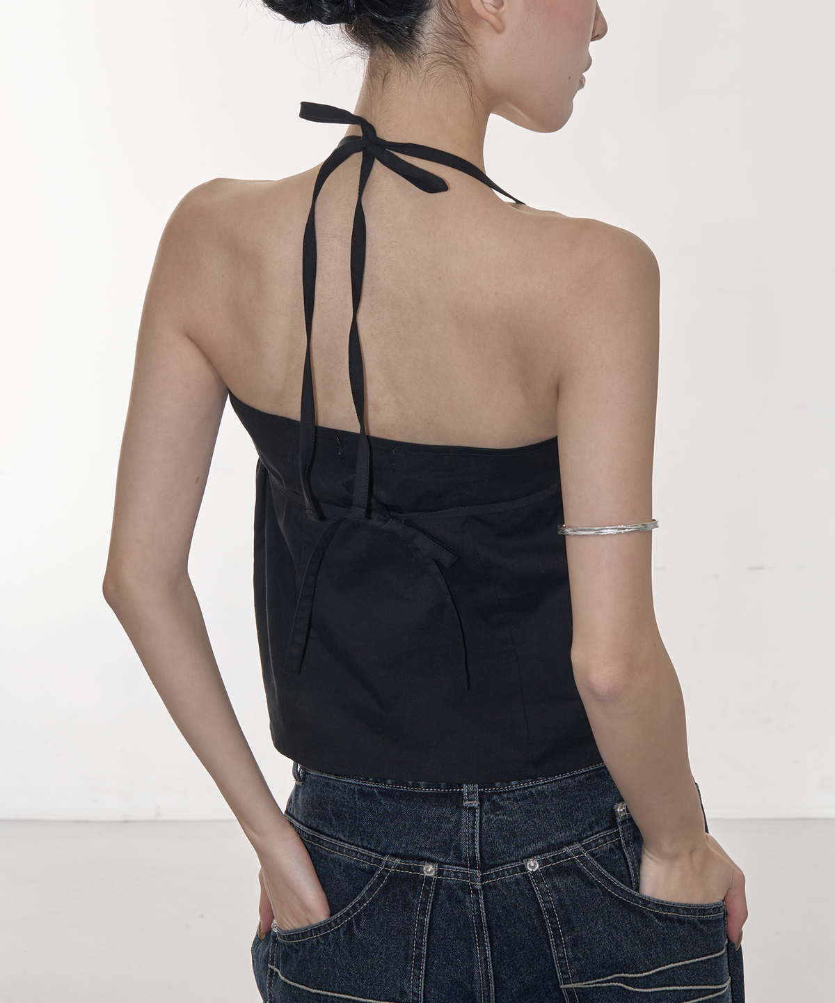 지제뮤지엄(ZIZEMUSEUM) STRAP DETAIL HALTER NECK BLOUSE (BLACK)