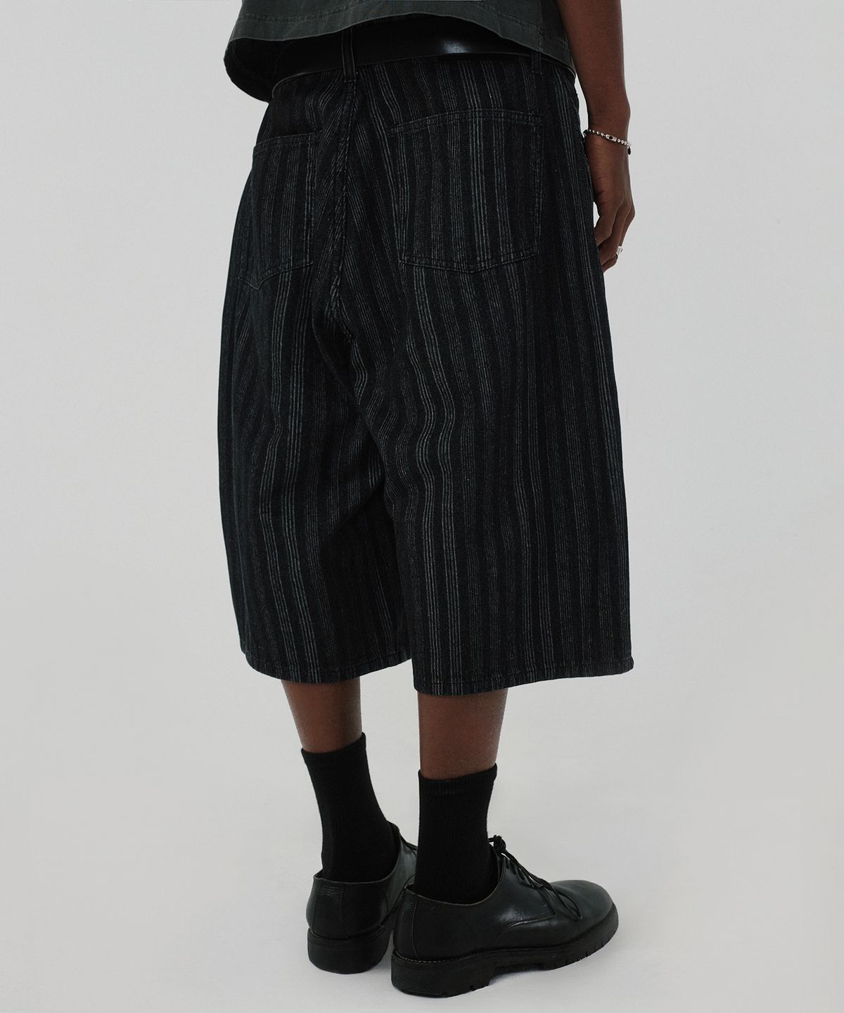 스웨이드(SUADE) STRIPE DENIM SHORTS [BLACK]