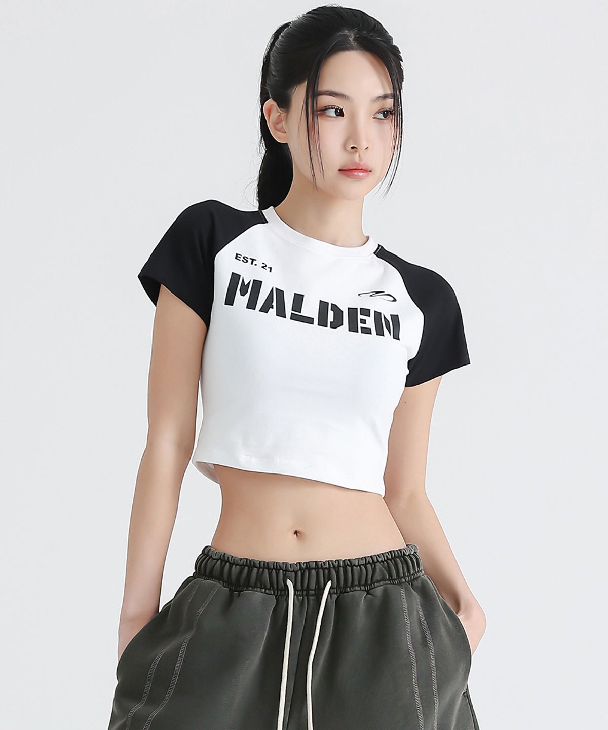몰든(MALDEN) 배색 레터링 크롭 티셔츠
