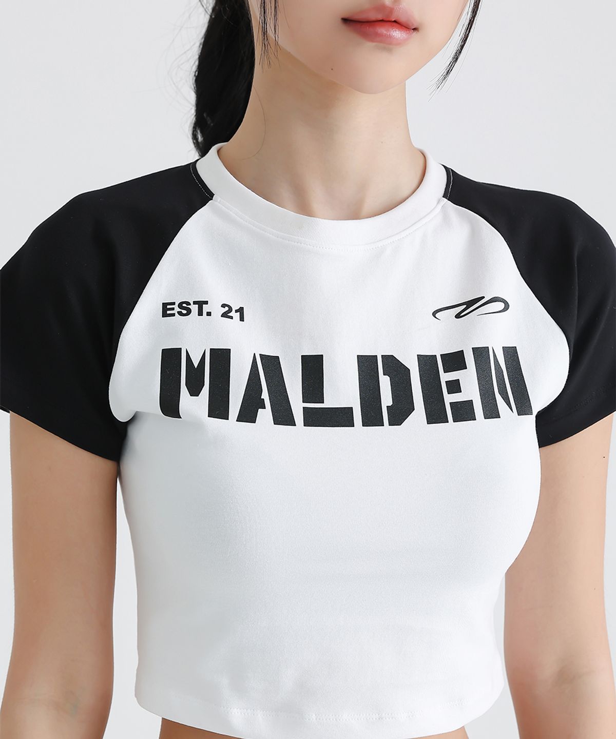 몰든(MALDEN) 배색 레터링 크롭 티셔츠