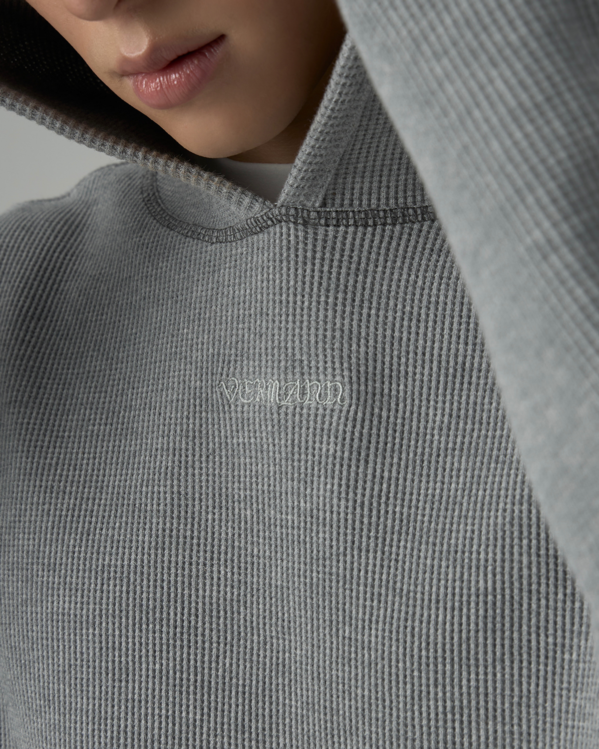 베르만 어패럴(VERMANN APPAREL) 와플 니트 오버로크 오버핏 후드티 [그레이]