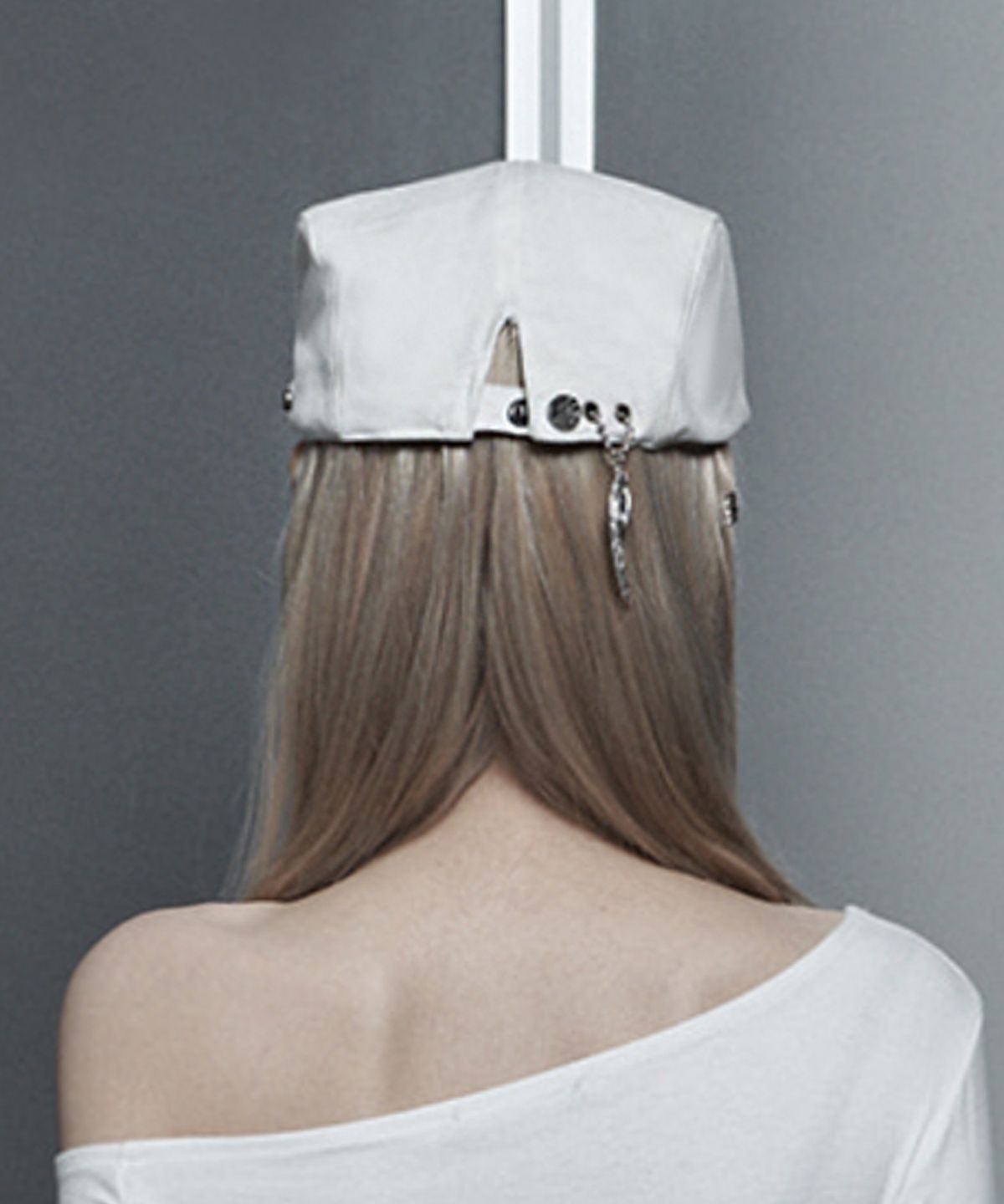 에트오소메(ETRE AU SOMMET) Cross Printing Classic Hunting Cap (White)
