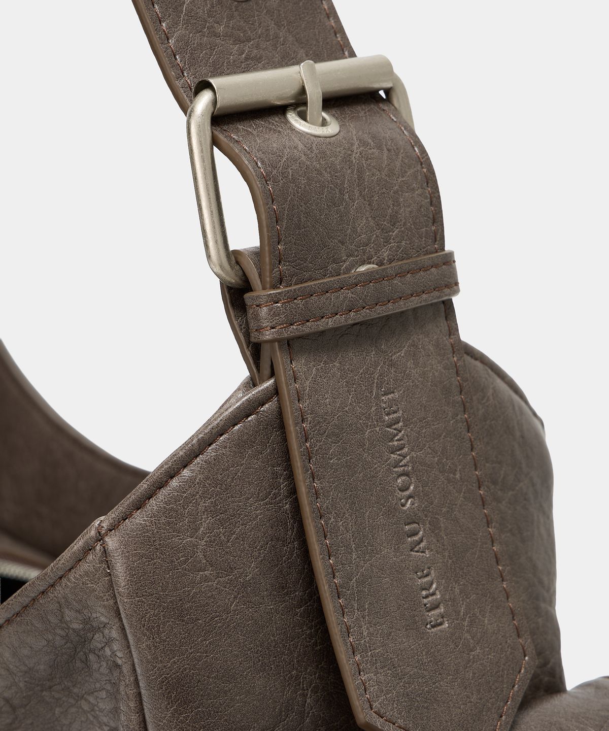 에트오소메(ETRE AU SOMMET) Strap Belt Eyelet Cross Big Bag (Brown)