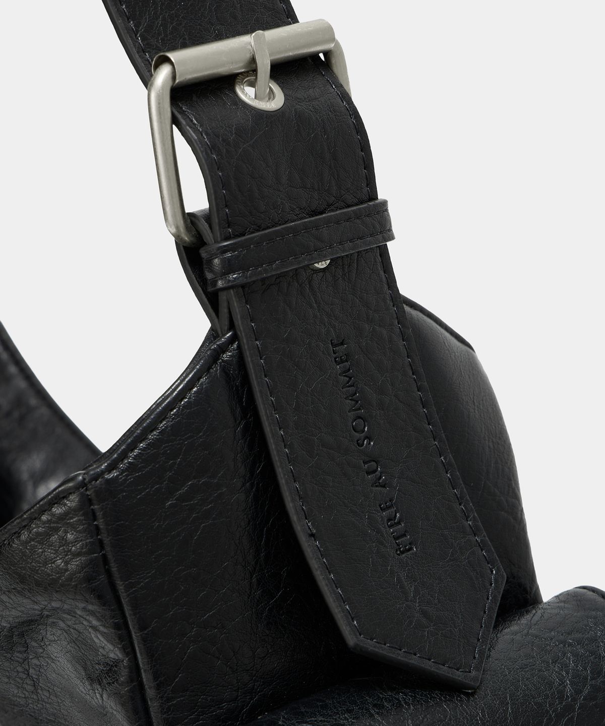 에트오소메(ETRE AU SOMMET) Strap Belt Eyelet Cross Big Bag (Black)