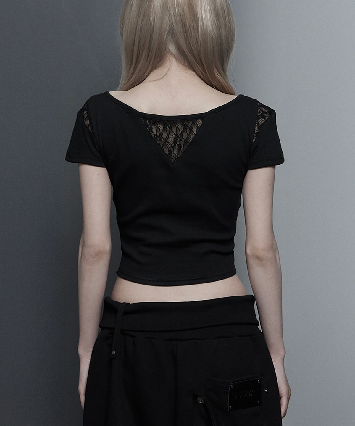 에트오소메(ETRE AU SOMMET) Bust Line Pintuck Detail Top (Black)
