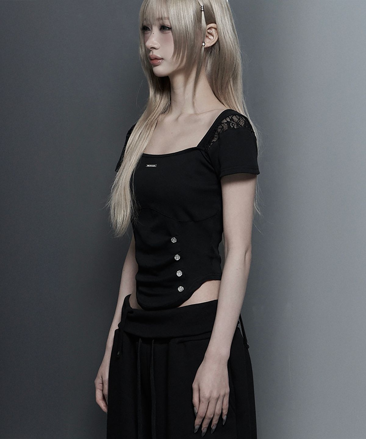 에트오소메(ETRE AU SOMMET) Bust Line Pintuck Detail Top (Black)