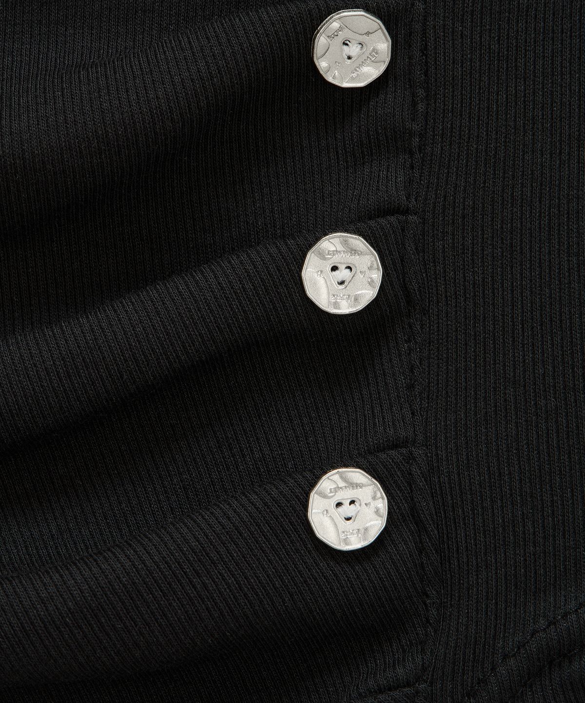 에트오소메(ETRE AU SOMMET) Bust Line Pintuck Detail Top (Black)