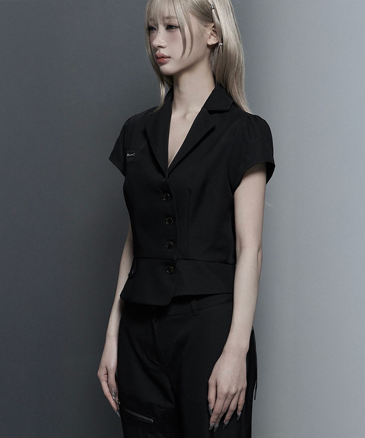 에트오소메(ETRE AU SOMMET) Cropped Short Sleeve Tailored Jacket (Black)