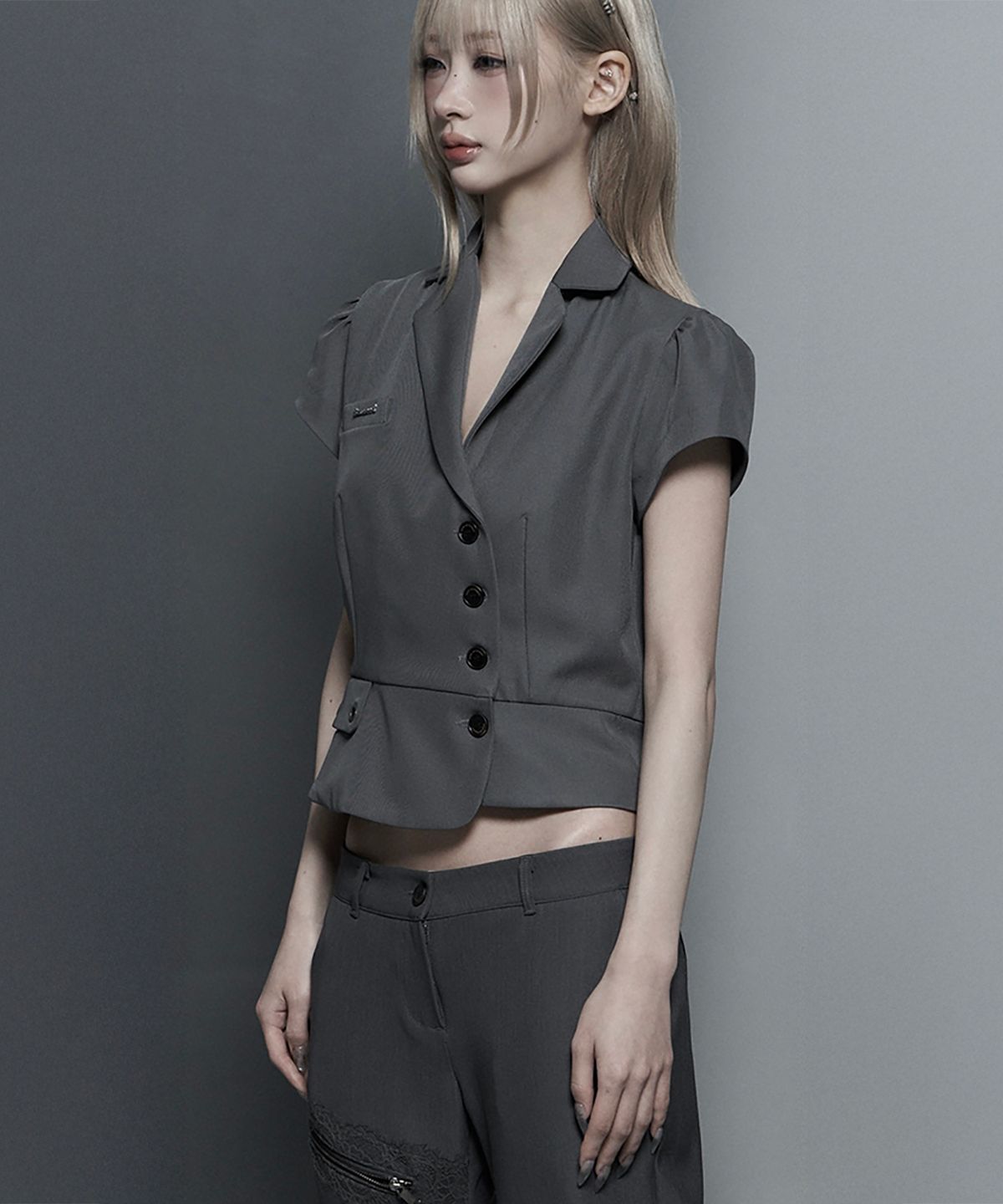 에트오소메(ETRE AU SOMMET) Cropped Short Sleeve Tailored Jacket (Dark Gray)